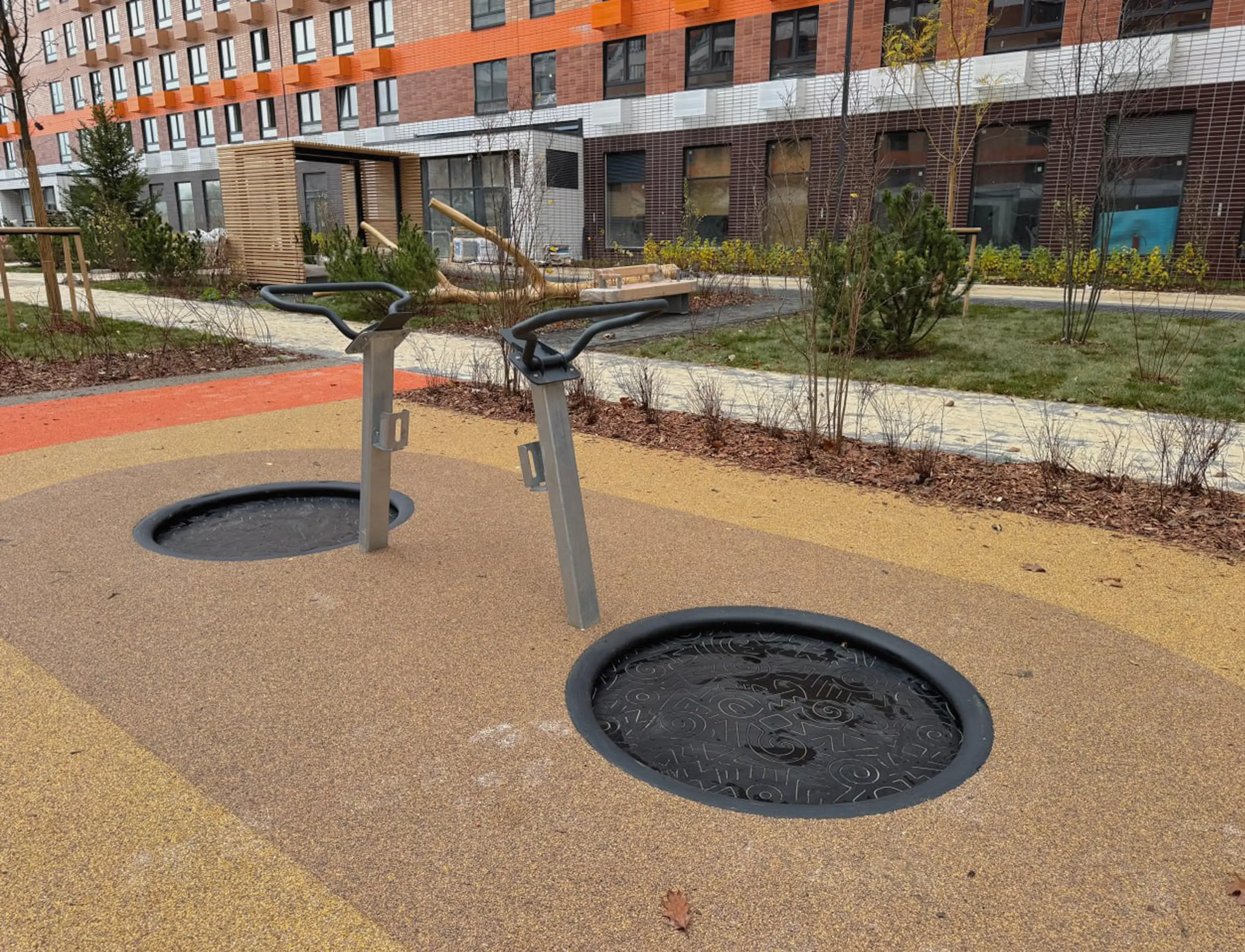 Фитнес-зона с батутами в Люблинском парке